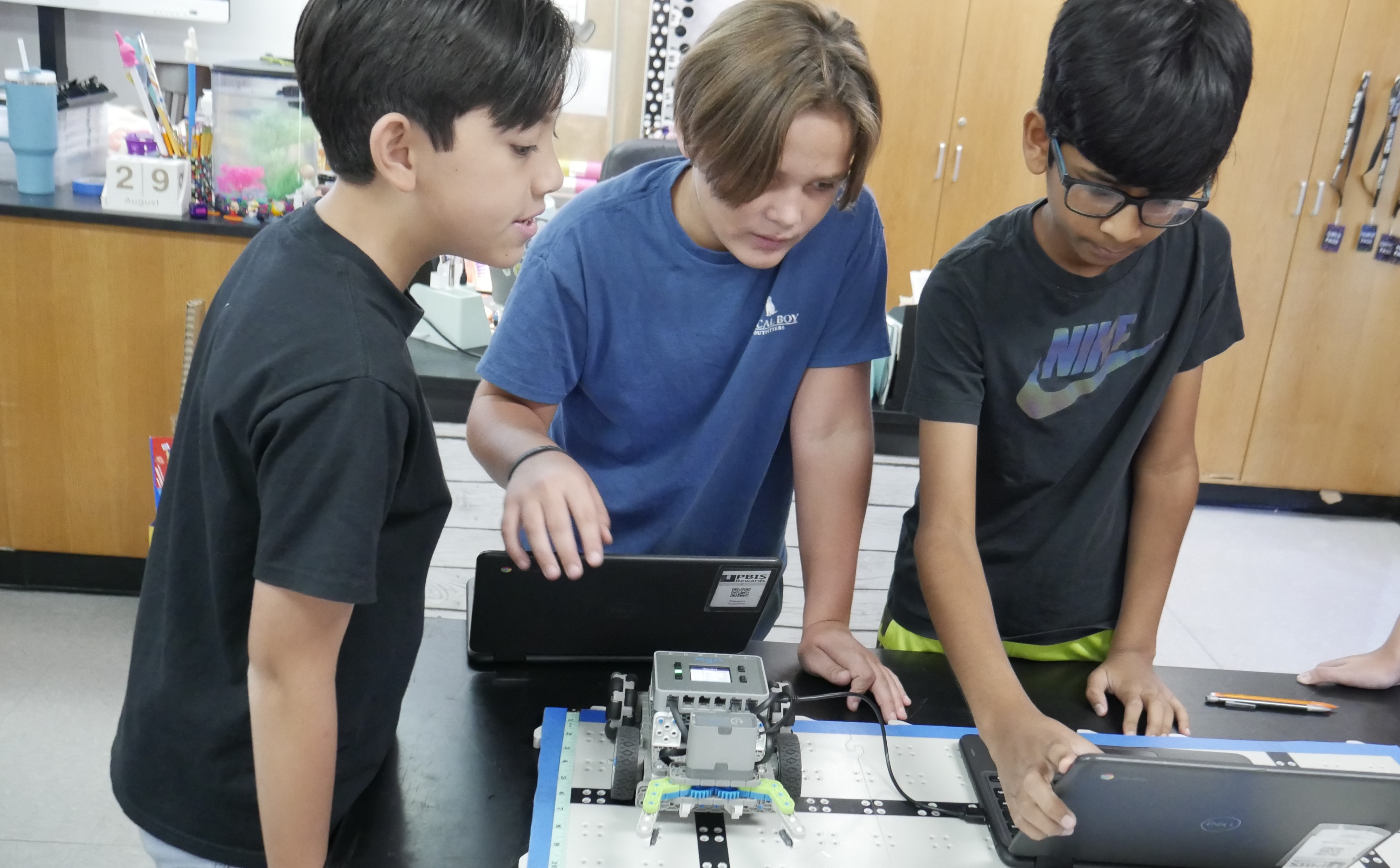  students program robots in stem class